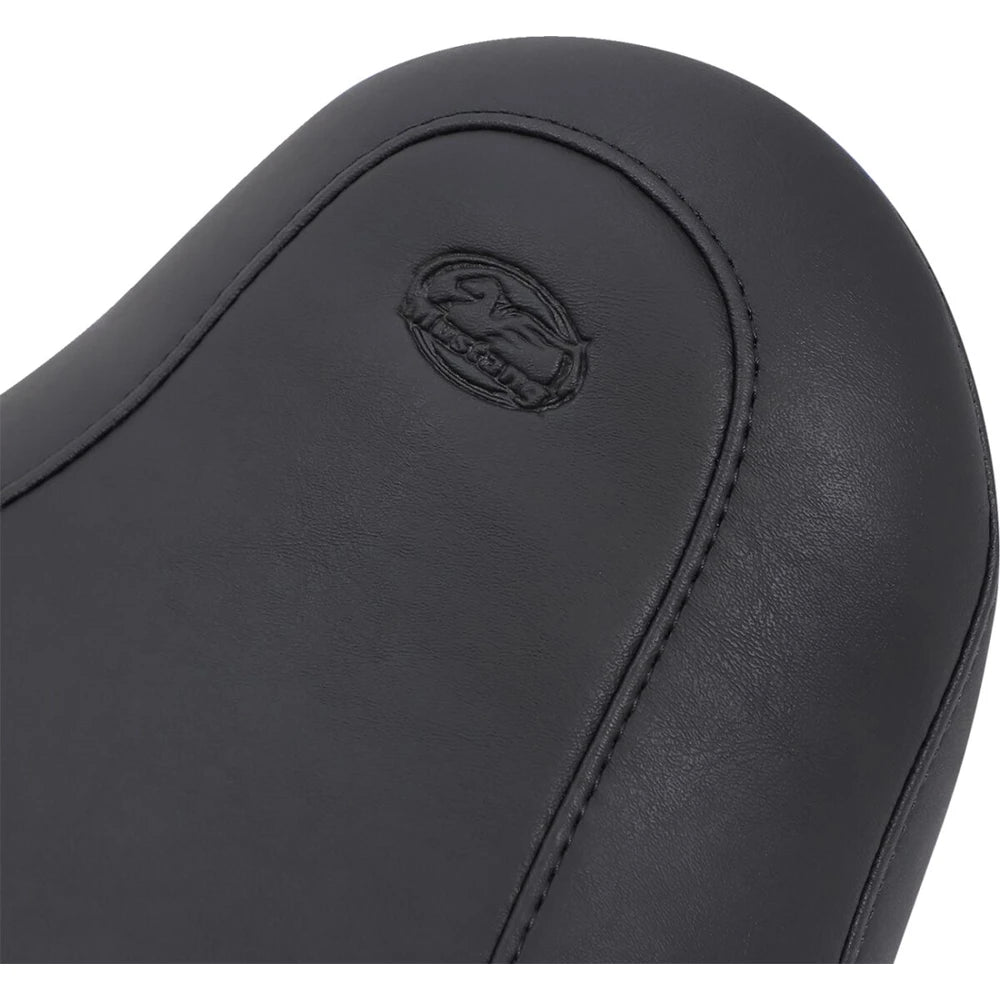 Harley-Davidson Dyna (06-17) Wide Tripper solosæde – Mustang – Mustang varenr. 76700 – detalje af materiale, syninger og finish – billede 3