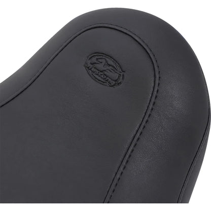 Harley-Davidson Dyna (06-17) Wide Tripper solosæde – Mustang – Mustang varenr. 76700 – detalje af materiale, syninger og finish – billede 3