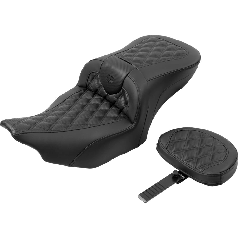 Harley-Davidson Touring (23-26) Roadsofa 2-up sæde Carbon Fiber/ Lattice Stitch/ Perforated med førerryglæn – Saddlemen – ekstra produktvisning med fokus på form, polstring, syninger og finish – billede 2
