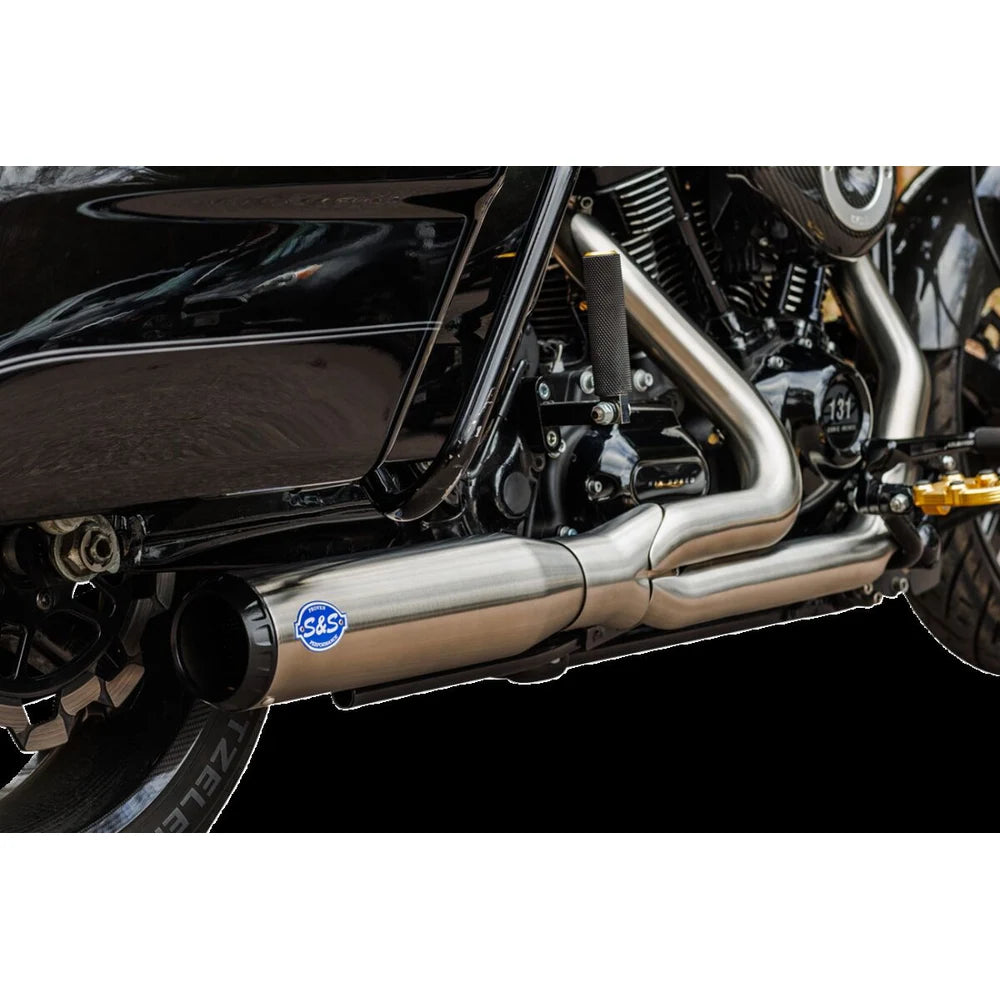 Harley-Davidson Touring / Trike (17-25) 2-into-1 Qualifier Exhaust System, børstet – S&S Cycle – alternativ vinkel 3