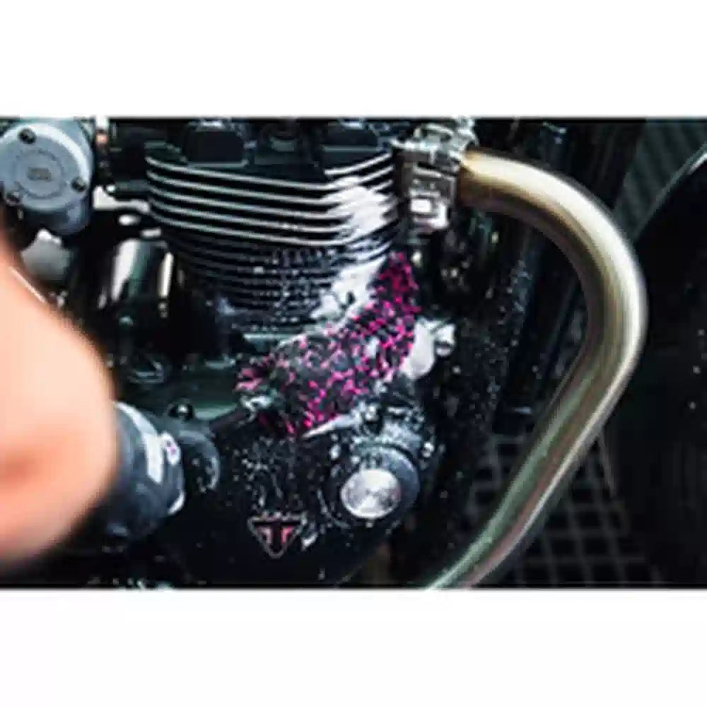 Detailbørstesæt – Muc-Off Microfibre Detailing Brush Set x3 – mikrofiber-detailbørste i brug omkring motoren