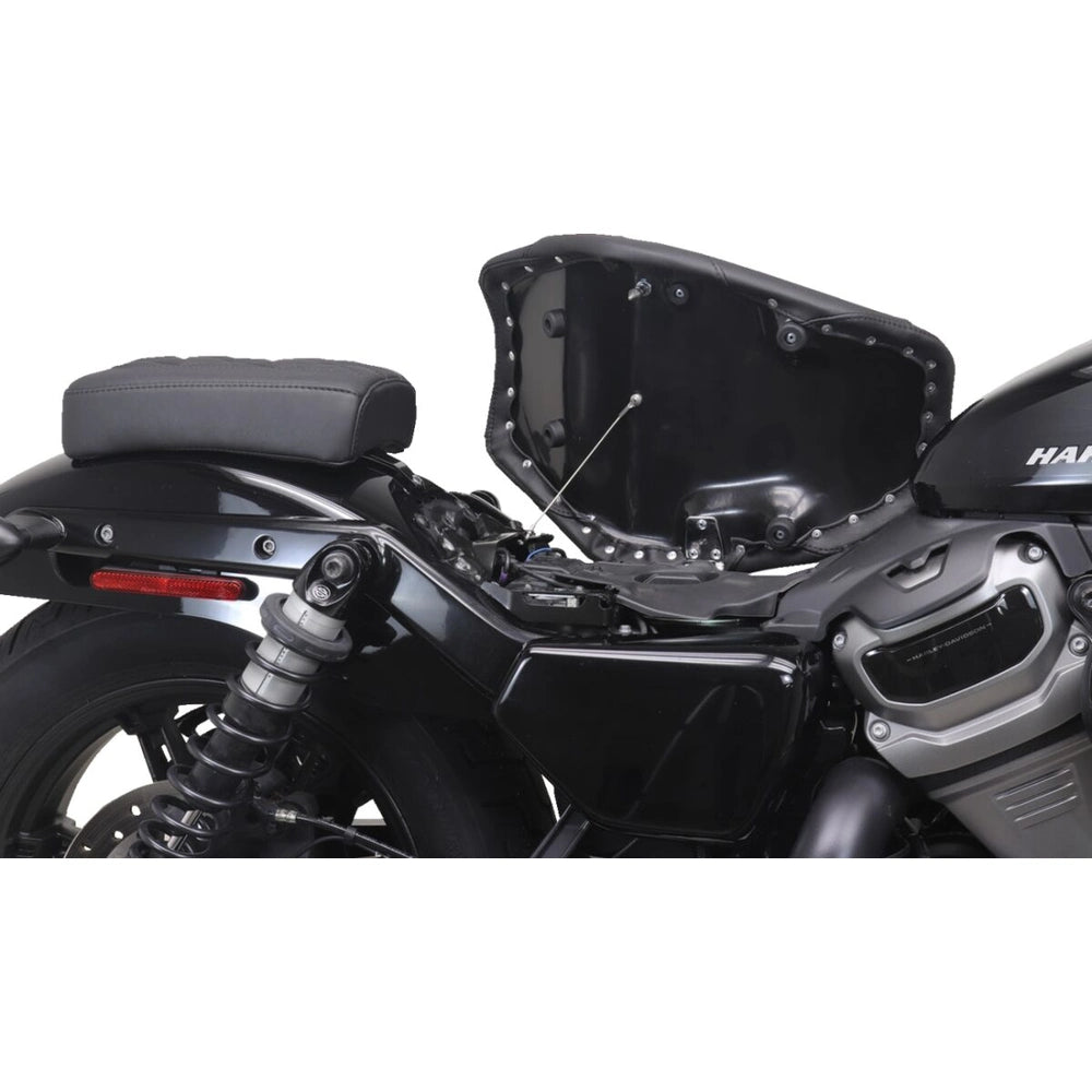 Harley-Davidson Sportster (22-26) Tripper solosæde, diamond – Mustang – Mustang varenr. 83100 – ekstra produktvinkel med fokus på form og finish – billede 4