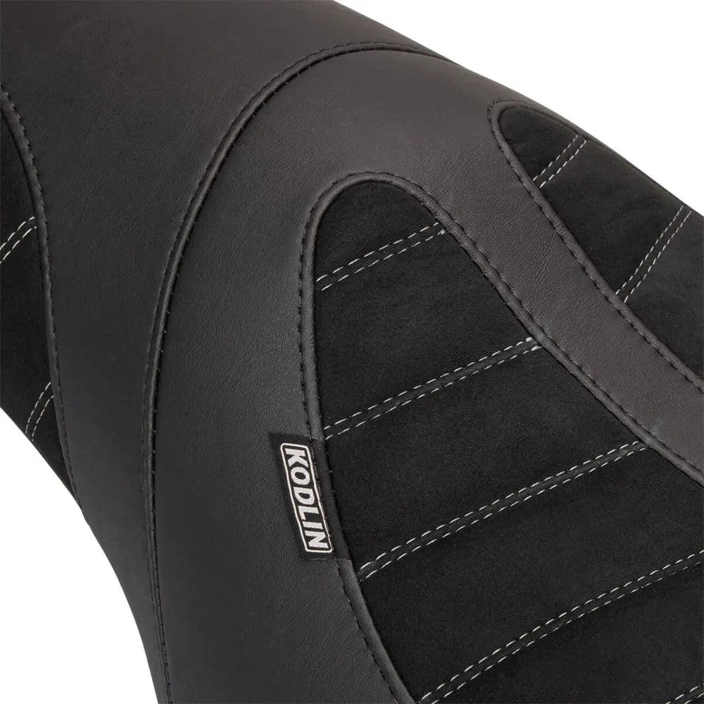 Harley-Davidson Touring (08-25) Kodlin Signature Series 2-up sæde – Mustang – Mustang varenr. 76292 – detalje af materiale, syninger og finish – billede 2