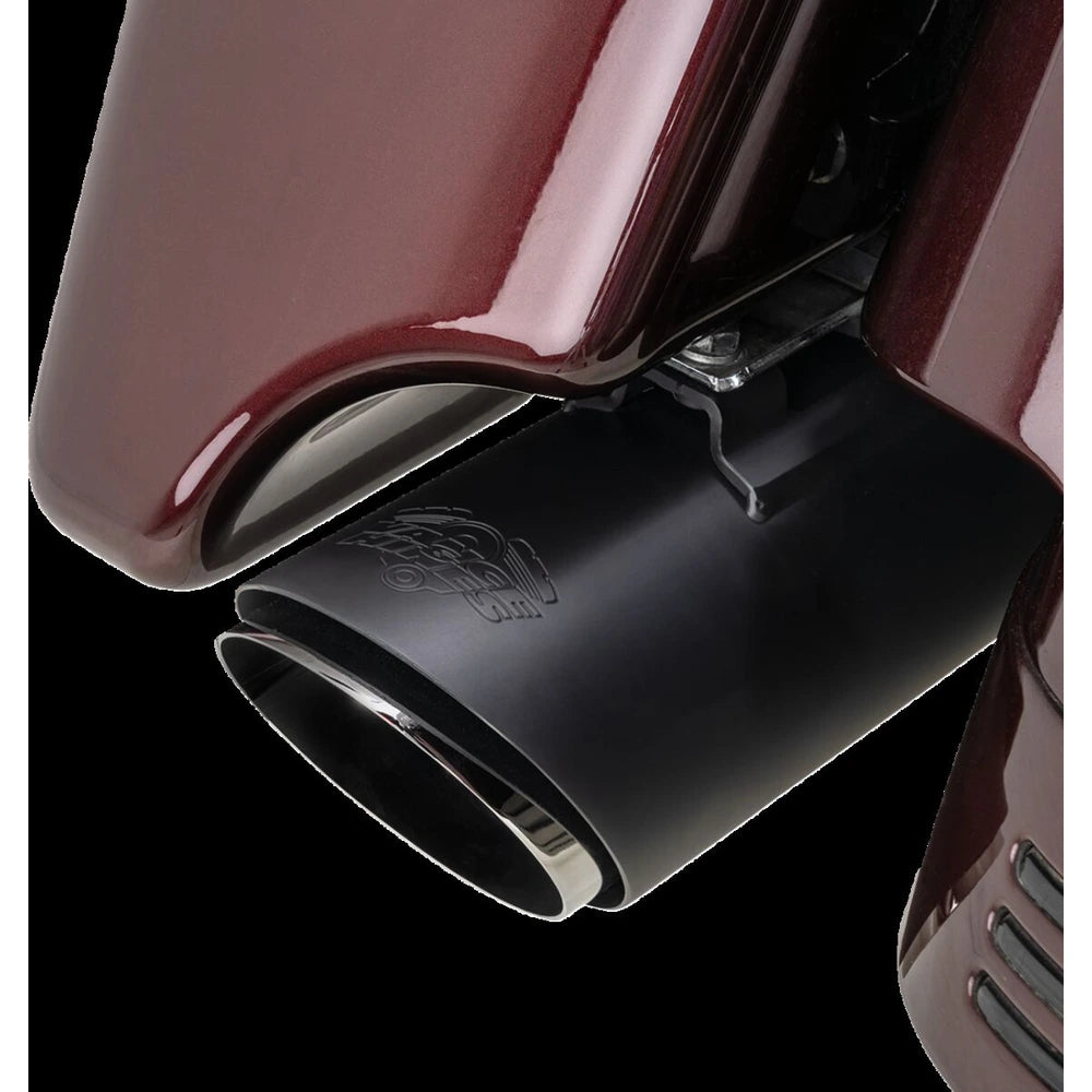 Harley-Davidson Touring (17-26) Twin Slash slip-on, sort – Vance & Hines – monteret på motorcykel – design og pasform 3