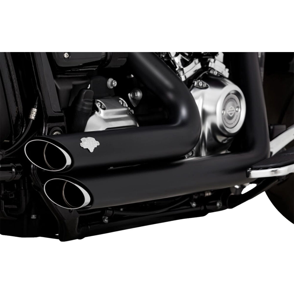 Harley-Davidson Softail / Dyna (18-24) Shortshots Staggered komplet udstødning, sort – Vance & Hines – monteret på motorcykel – design og pasform 3