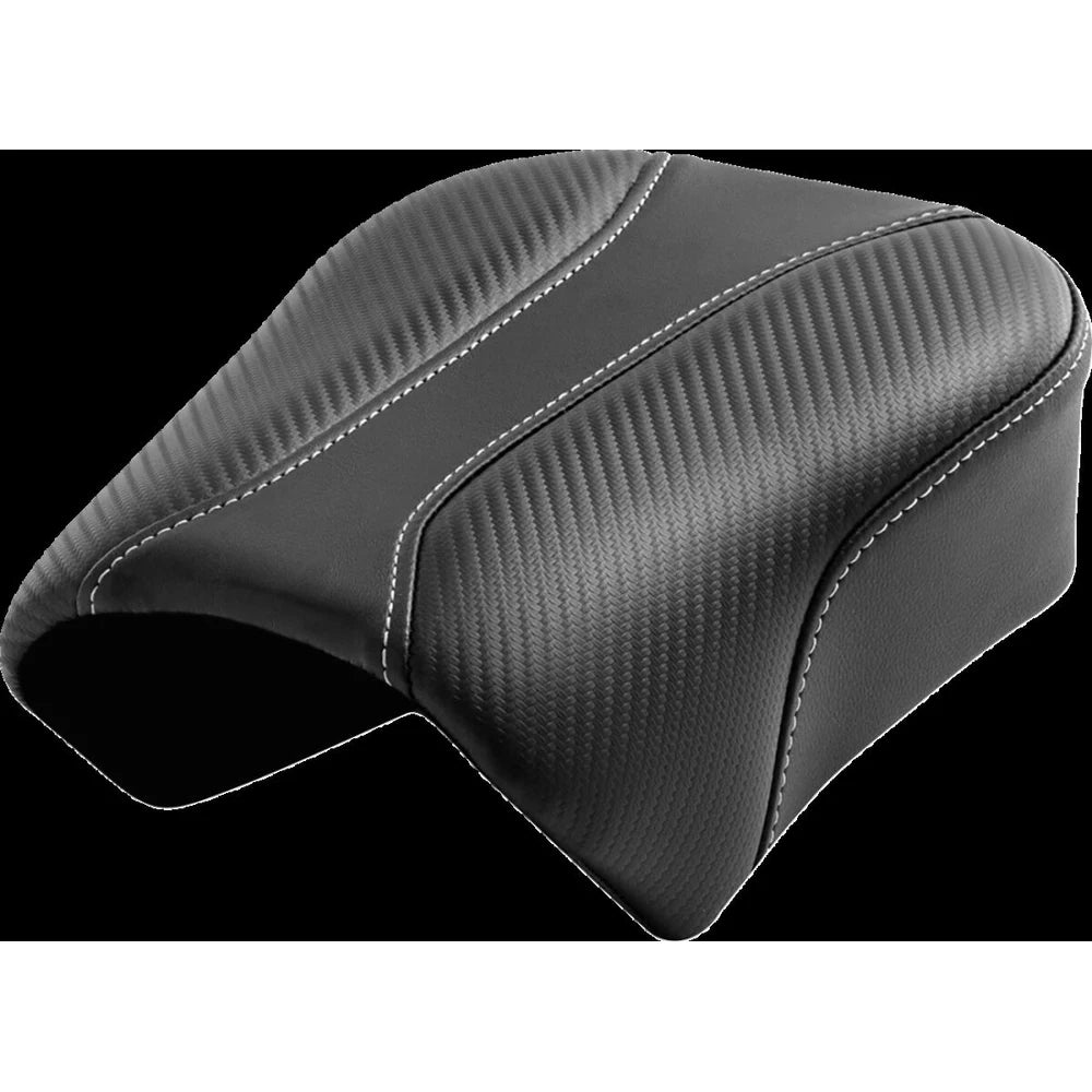 Harley-Davidson Sportster (04-22) Dominator passagersæde Logo sølv syning – Saddlemen – ekstra produktvisning med fokus på form, polstring, syninger og finish – billede 2