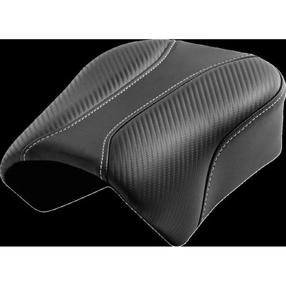 Harley-Davidson Sportster (04-22) Dominator passagersæde Logo sølv syning – Saddlemen – ekstra produktvisning med fokus på form, polstring, syninger og finish – billede 2