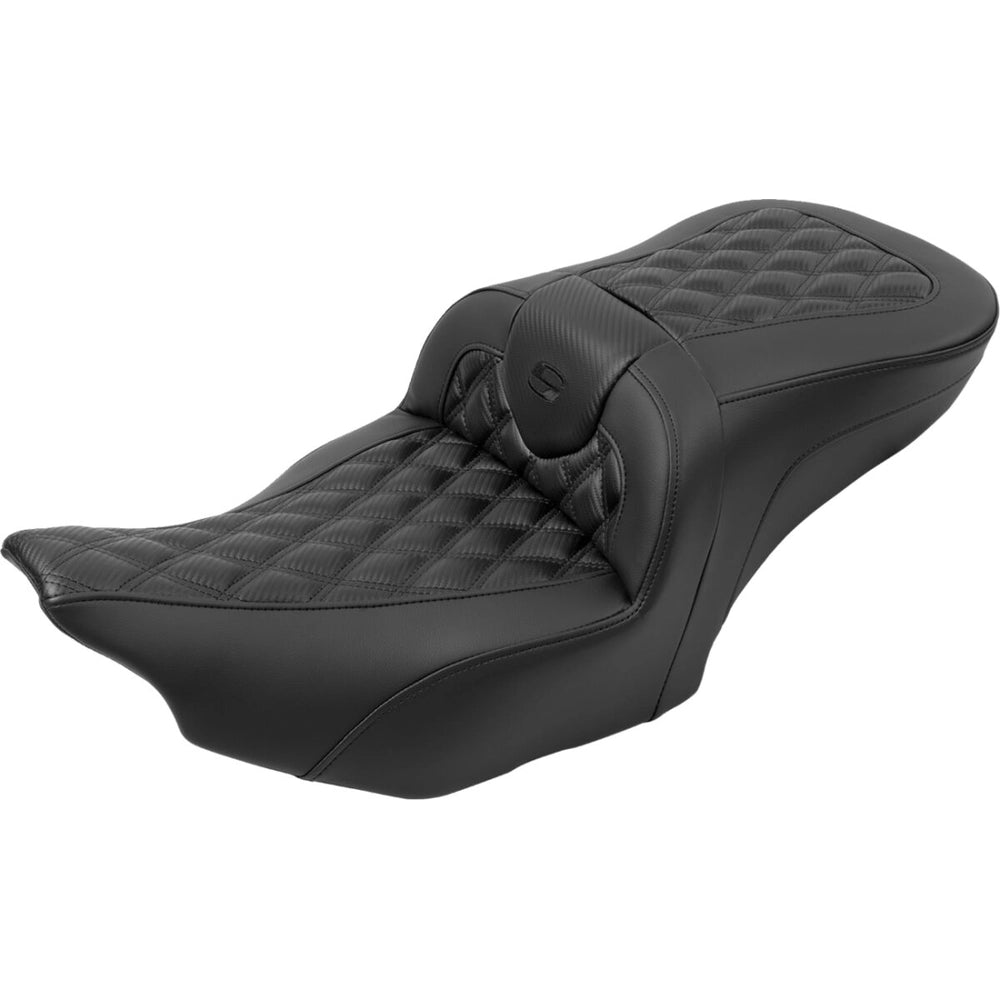 Harley-Davidson Touring (23-26) Roadsofa 2-up sæde Carbon Fiber/ Lattice Stitch/ Perforated med førerryglæn – Saddlemen – ekstra produktvisning med fokus på form, polstring, syninger og finish – billede 4